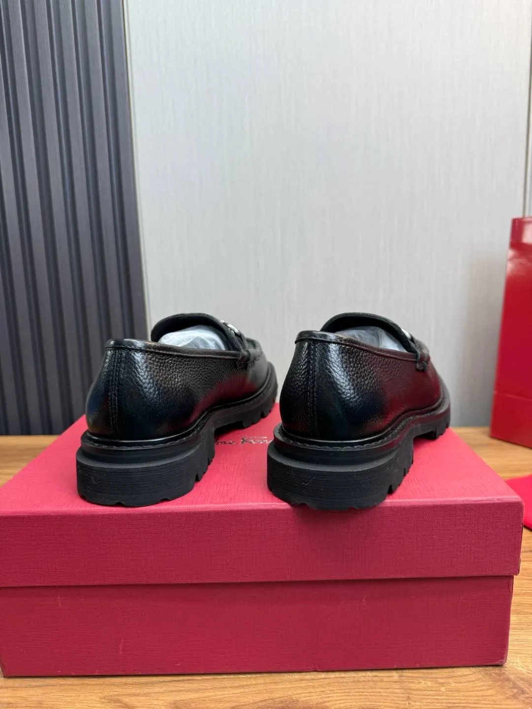 Men's shoes 💰880💰 Ferragamo. [Ferragamo] men's thick-soled loafers, the latest hot style, 1:1 original purchase quality, top quality, imported open-edge beaded cowhide leather on the upper, hand-made three-dimensional stitching highlights the round toe design, the inner foot pads are all imported cowhide, with original lightweight foam outsole, matching code 39-44, (38, 45 custom-made, non-refundable)